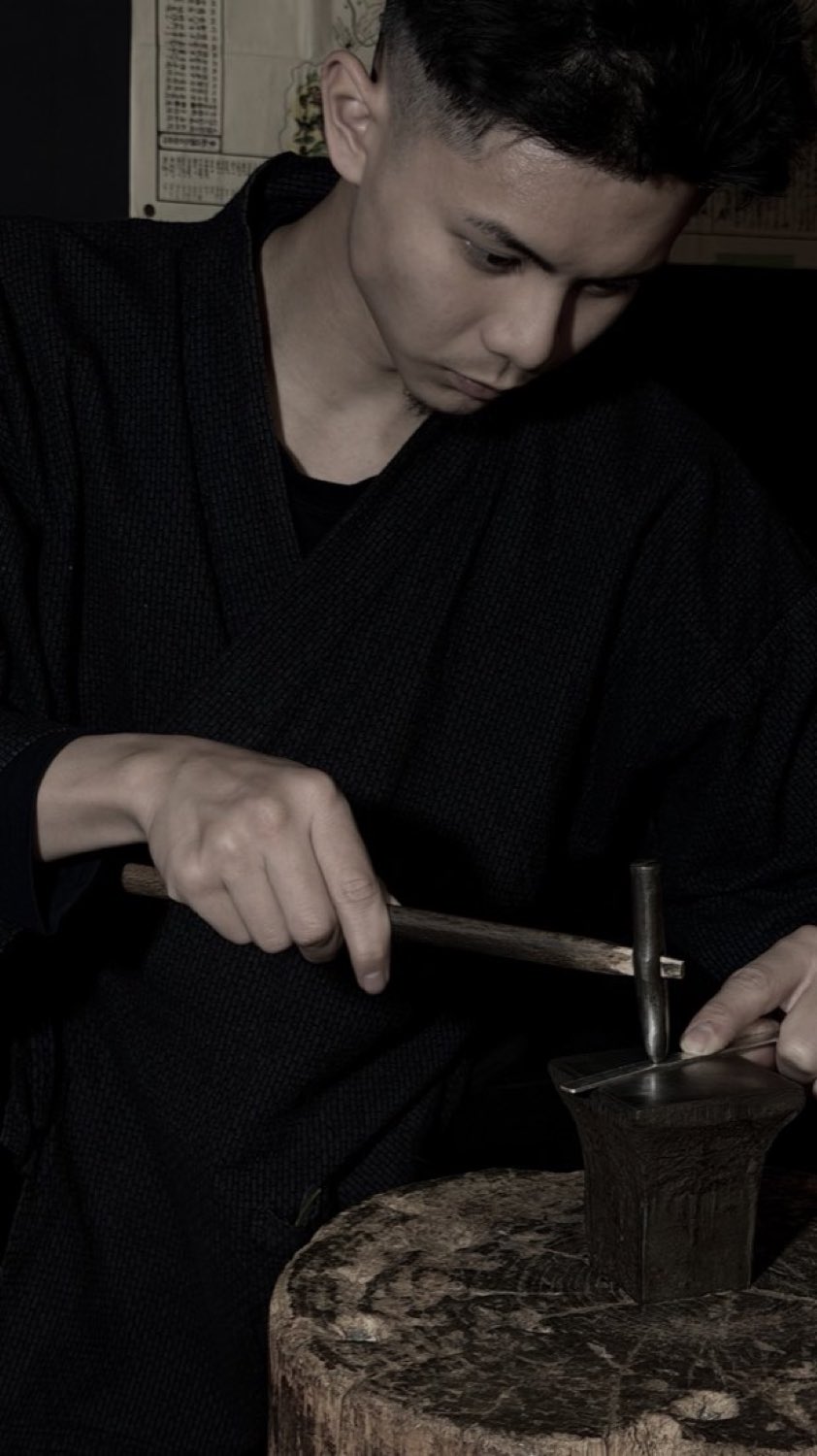 工房で槌を構える13代
