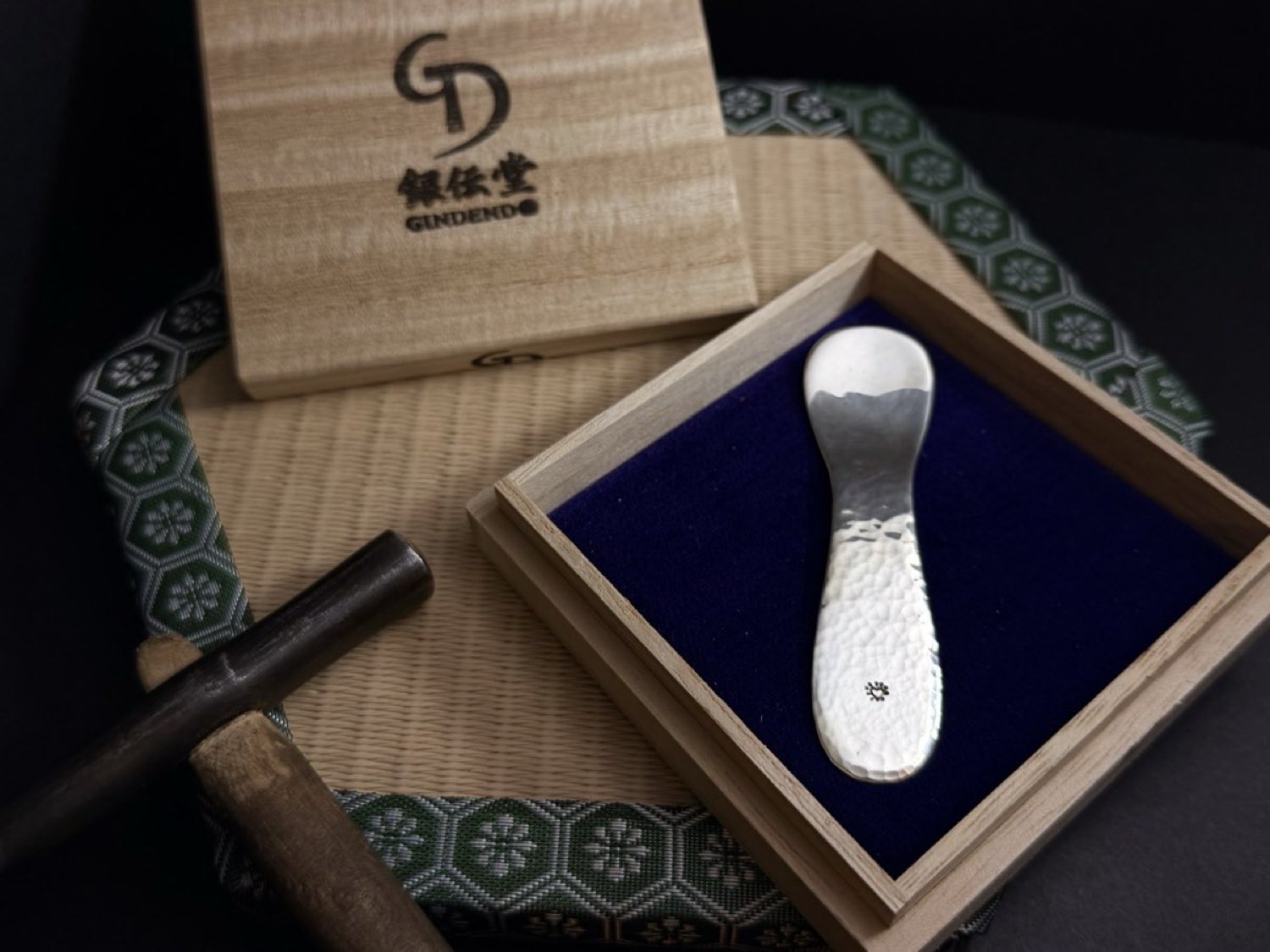 桐箱に納められた純銀の匙「祝福の匙 御座目」